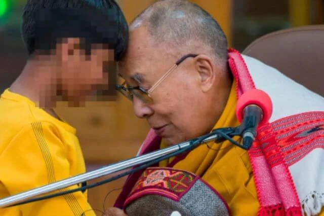 Dalai Lama se disculpa después de un video en que le pide a un niño que le "chupe" la lengua