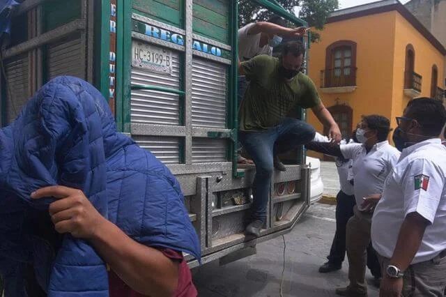 Entregan a migración a 27 extranjeros rescatados de secuestro en México