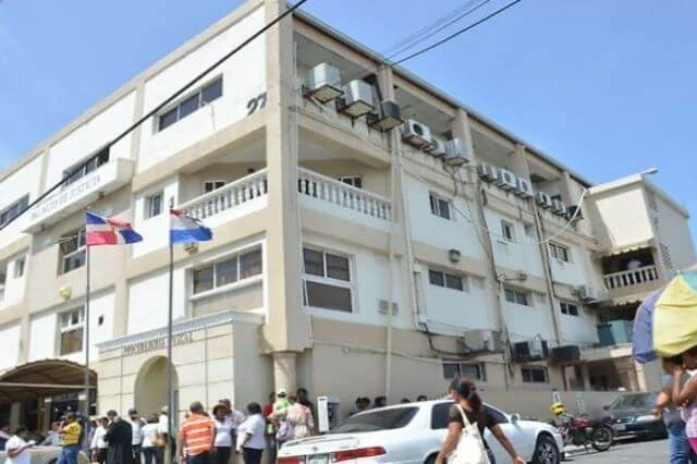 Dictan tres meses de prisión preventiva contra ginecólogo violó paciente en SDE