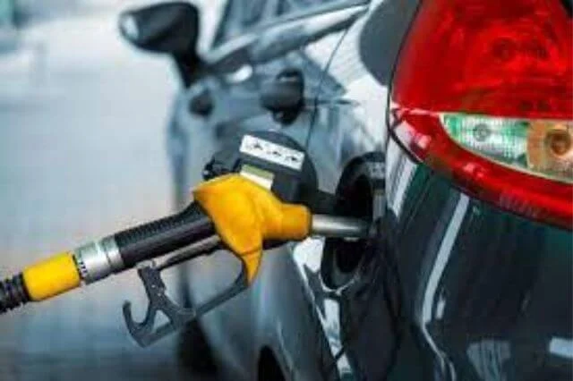 Largas filas en gasolineras del sur de Florida ante escasez de combustible