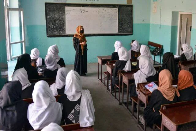 La educación de las iraníes está en riesgo por los envenenamientos, alerta AI