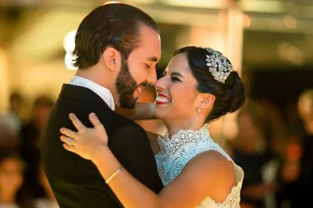 Nayib Bukele y su esposa anuncian que serán papás por segunda vez