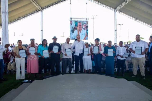 Abinader entrega 2,289 títulos de propiedad a familias de Sabana Grande de Boyá