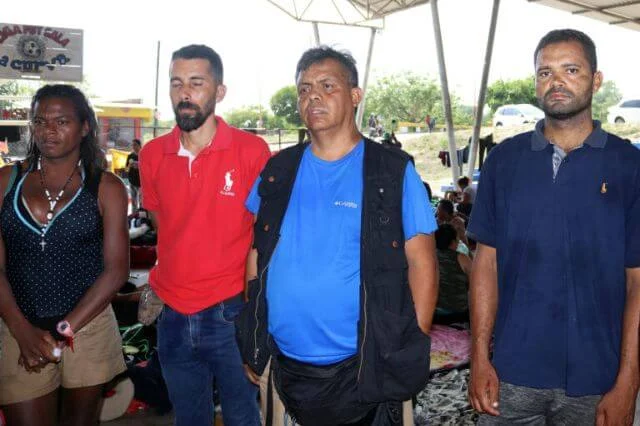 Migrantes en caravana se suturan labios para presionar a Migración de México