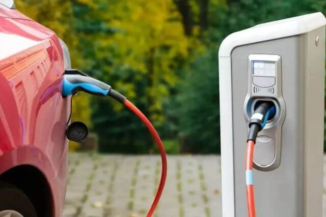 Las ventas de coches eléctricos en el mundo, que el pasado año aumentaron un 55 % hasta superar el listón de los 10 millones, un 14 % del total, volverán a crecer un 35 % en 2023, cuando representarán un 18 %.