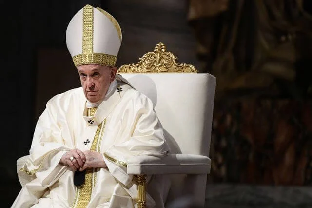 El papa critica «los embriones probeta» y «el útero de alquiler»