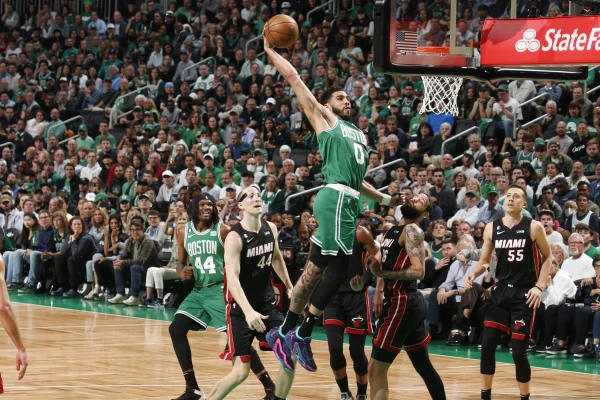 Celtics aplastan a los Heat 110-97, alimentan sus sueños de remontada