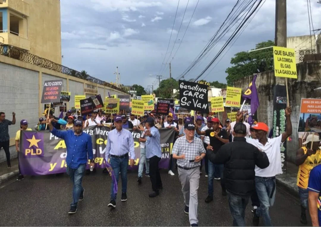 Peledeístas realizaron marcha en Puerto Plata contra el alto costo de la vida y la inseguridad ciudadana