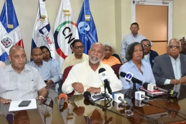 iNi la lluvia los detiene! ADP ratifica llamado a paro este viernes; rechazan propuesta de Minerd