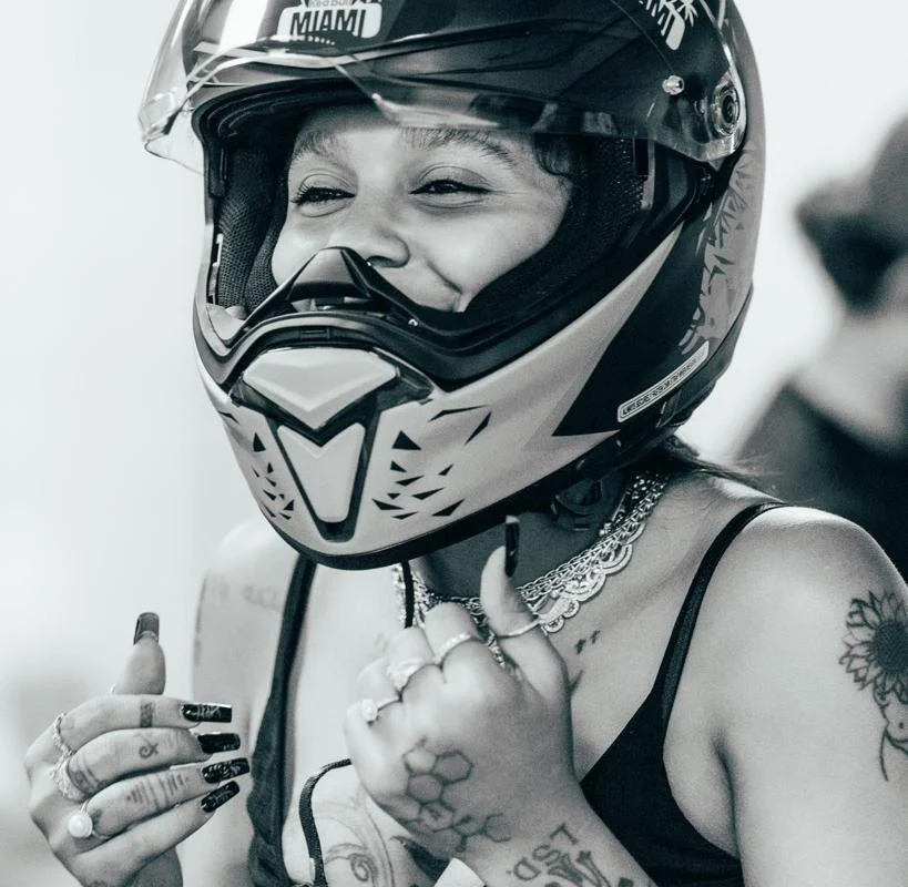 ¡Tokischa se luce! en el torneo N16 Racing Celebrity E-Sports de la Red Bull.