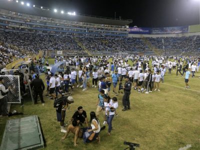 Al menos 12 muertos en una estampida en un estadio de fútbol en El Salvador