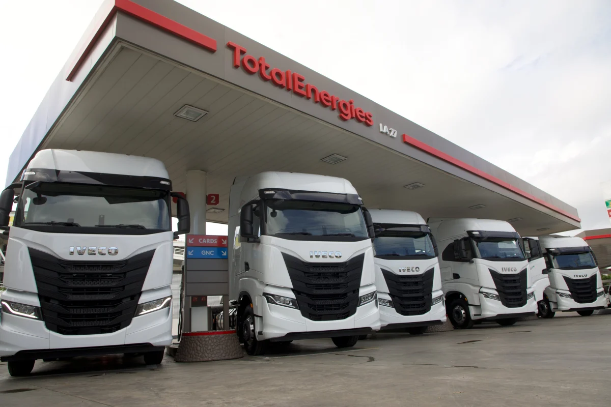 IVECO entrega nueva flotilla de camiones X-WAY de gas natural a TOTALENERGIES