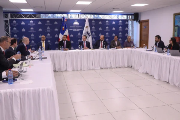 Misión del FMI se reúne con equipo del MICM