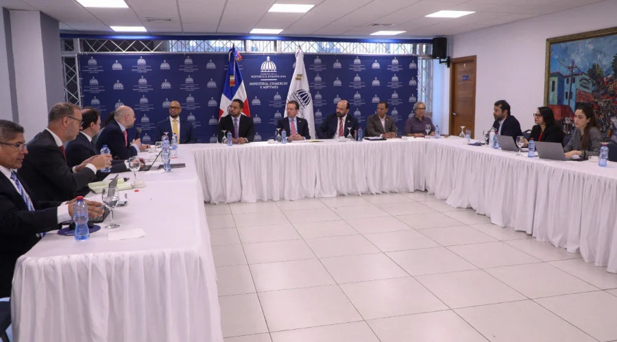 Misión del FMI se reúne con equipo del MICM