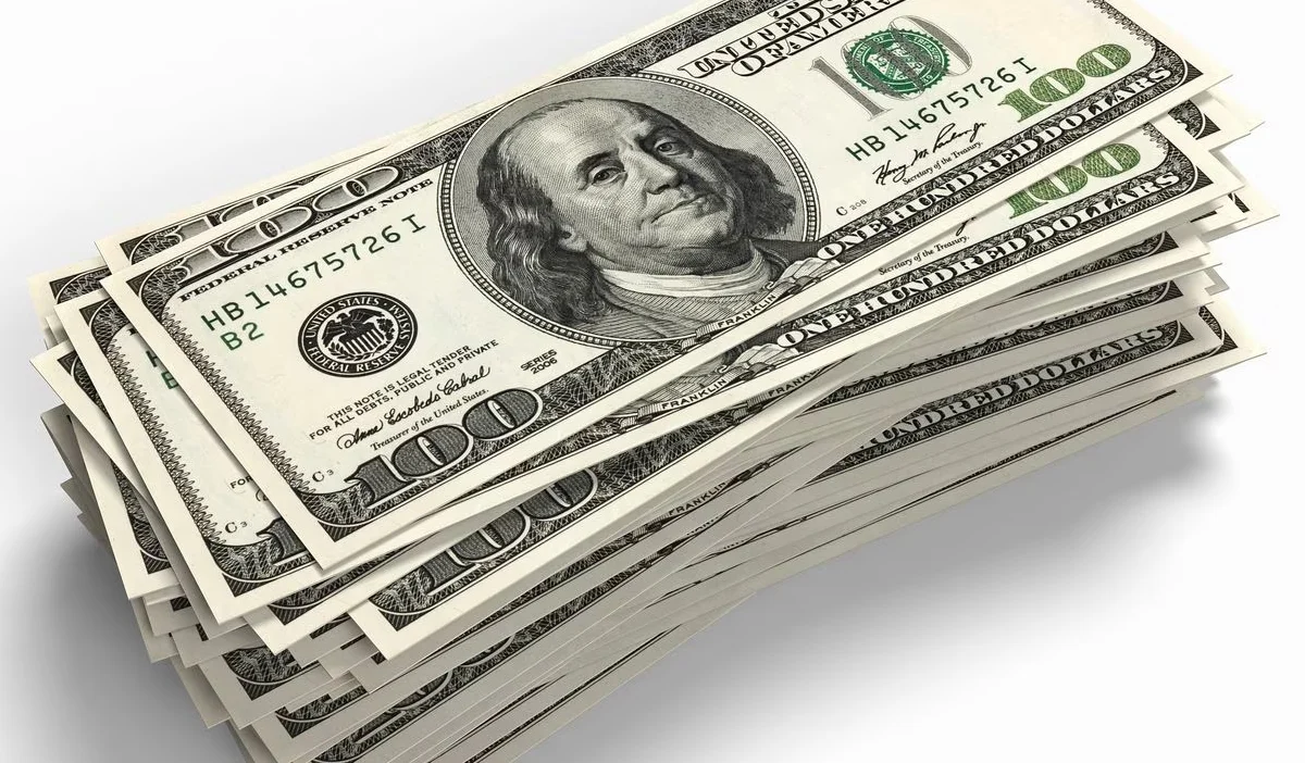 <strong>Dólar para la venta varia levemente ubicándose en 54.61 pesos</strong>