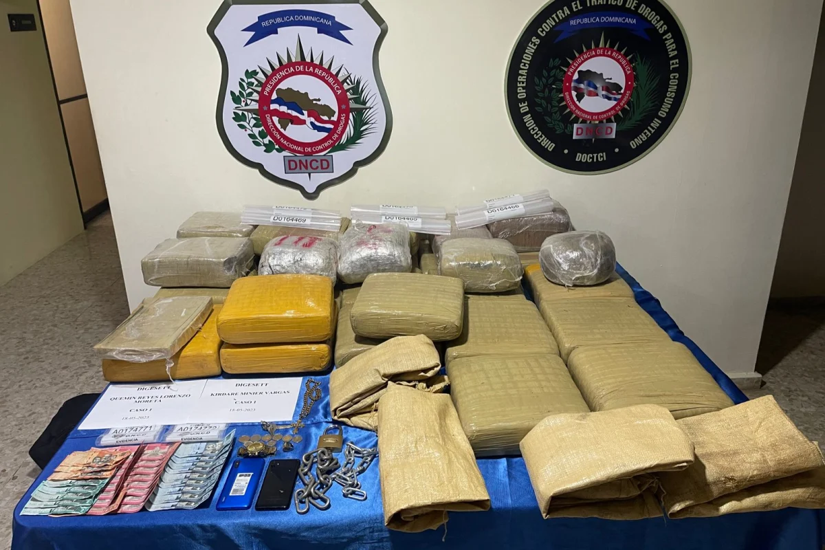 ¡Desafortunado! Chofer es detenido por Digesett por violar luz roja; le ocupan 284 libras de marihuana  