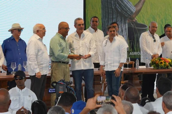 Presidente Abinader ofrece comprar 20 millones de huevos en apoyo a productores