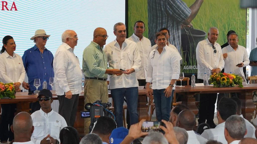 Presidente Abinader ofrece comprar 20 millones de huevos en apoyo a productores