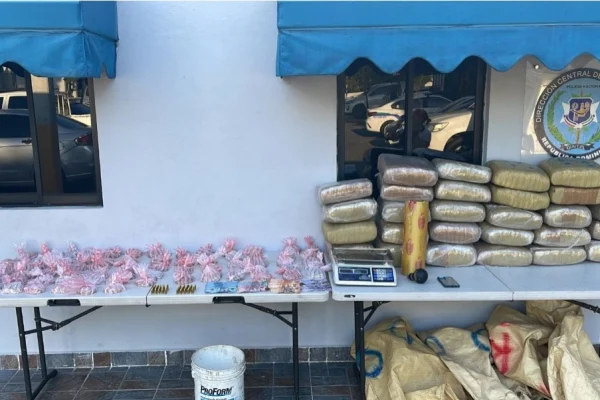 Apresan dos personas que trasportaban drogas y municiones en un vehículo