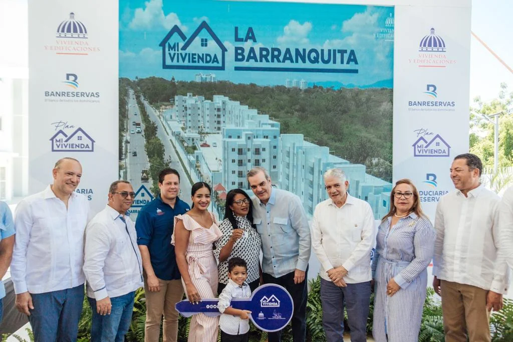El MIVED junto al Gobierno Central entrega apartamentos del Plan Mi Vivienda y Centro de Salud en Santiago