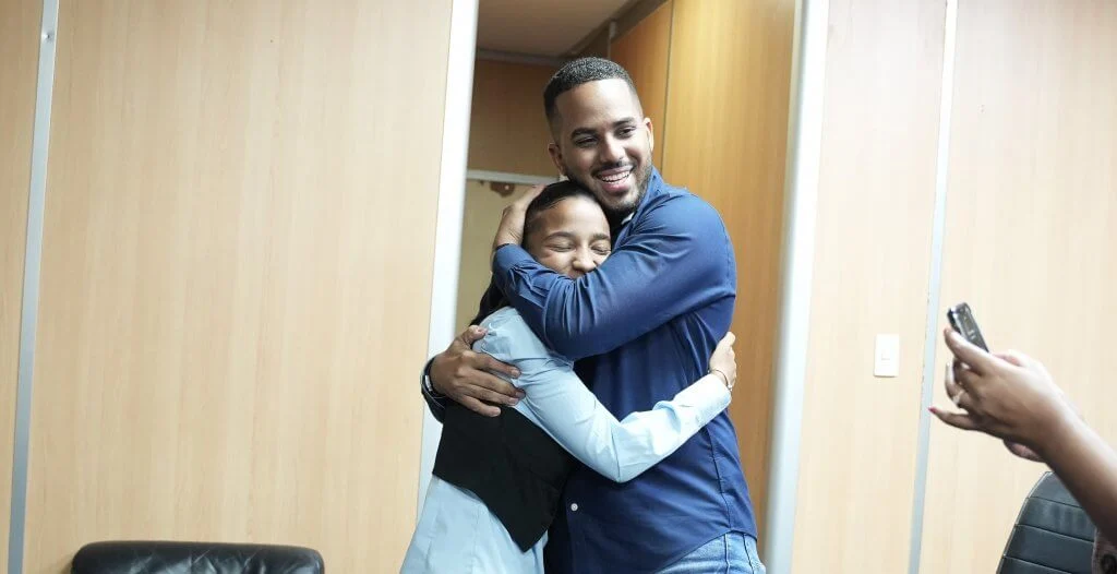 Joven que denunció podría perder beca por falta de recursos recibirá ayuda de Ministerio de Juventud