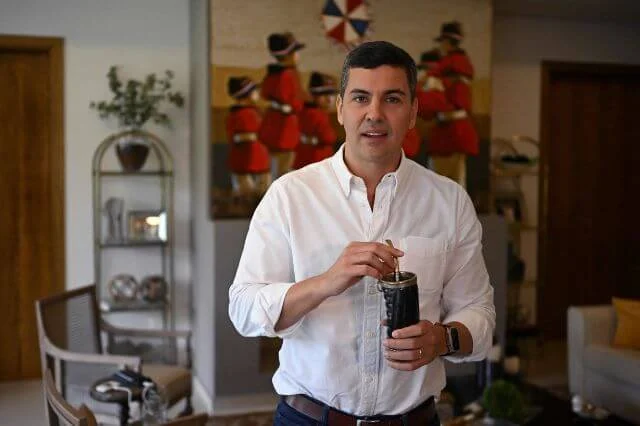 ¿Quién es Santiago Peña, el joven economista que retuvo el poder para el Partido Colorado de Paraguay?