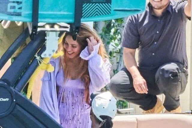 ¿Superó a Pique? Shakira captada cenando y dando paseo en yate con Lewis Hamilton