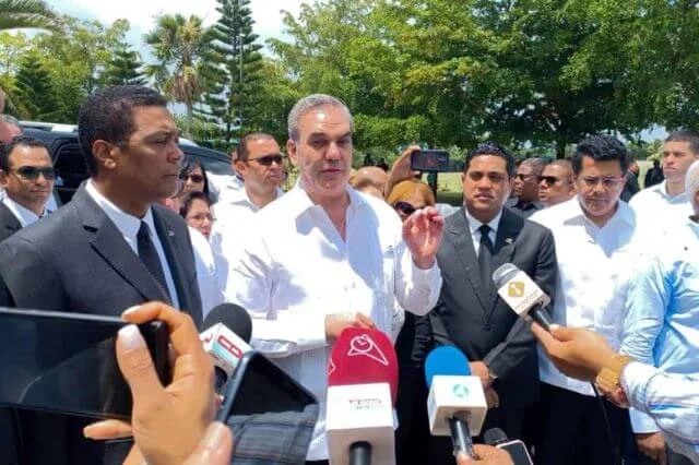 Presidente Abinader acude a expresar condolencias a Abel Martínez por fallecimiento de su madre