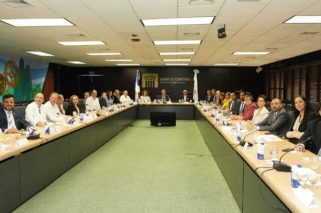 Cuerpo diplomático visita a Valdez Albizu para conocer desempeño de economía