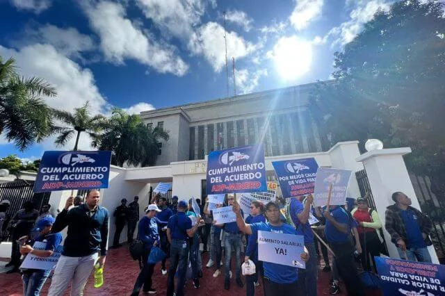 Decenas de profesores protestan frente al Ministerio de Educación