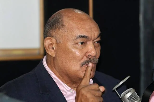Ramón Alburquerque abandona, de manera abrupta, entrevista con periodista Adolfo Salomón