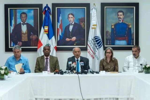 Prohíben a maestros la interacción fuera del aula y en redes con estudiantes