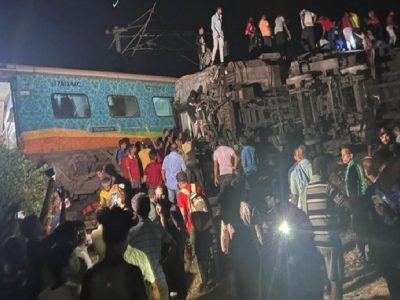 Suben a 120 los muertos y 800 los heridos en un choque entre trenes en el este de India