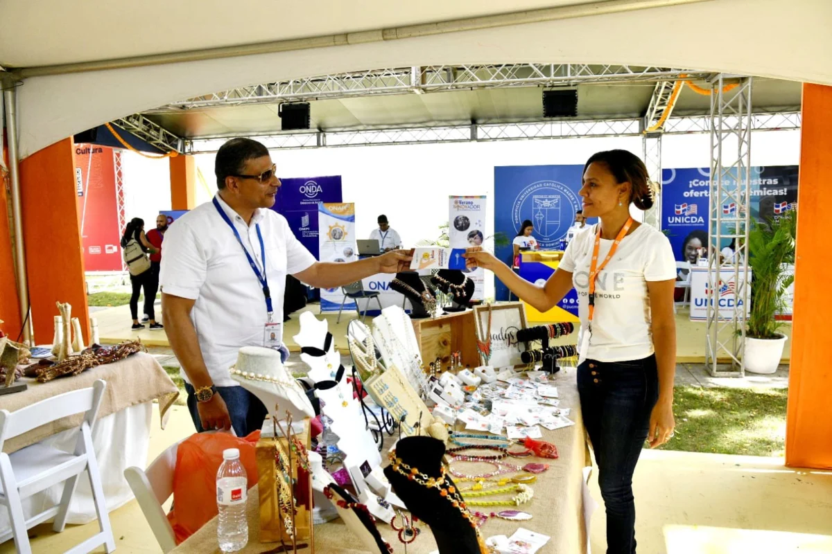 Con gran asistencia de emprendedores y artesanos concluyó primer Congreso Naranja de RD