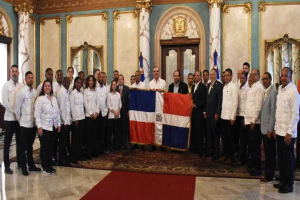 Presidente Abinader entrega la bandera nacional a delegación RD que va a  Juegos Centroamericanos San Salvador 2023