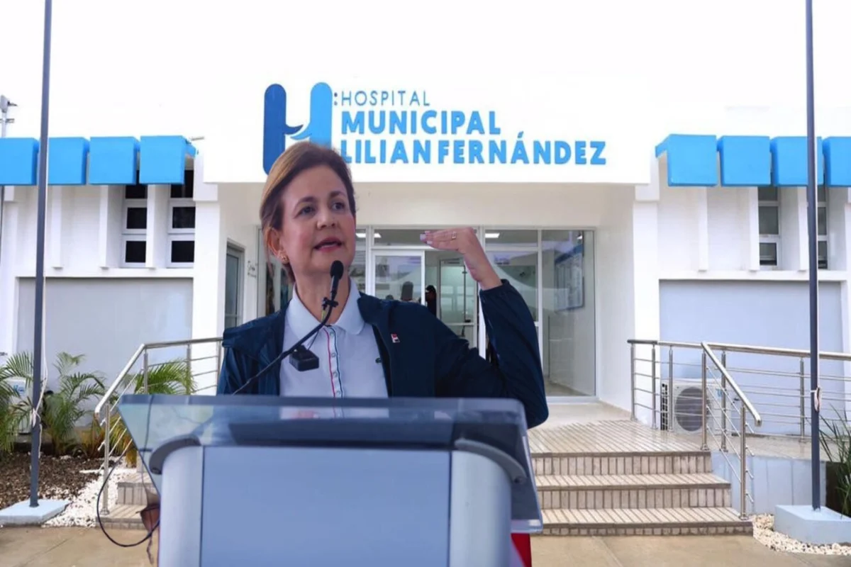 Vicepresidenta entrega remozado hospital municipal Lilian Fernández en Navarrete