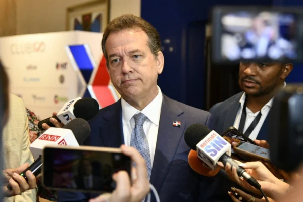 Ministro del MICM afirma no hay escasez de azúcar; admite baja producción