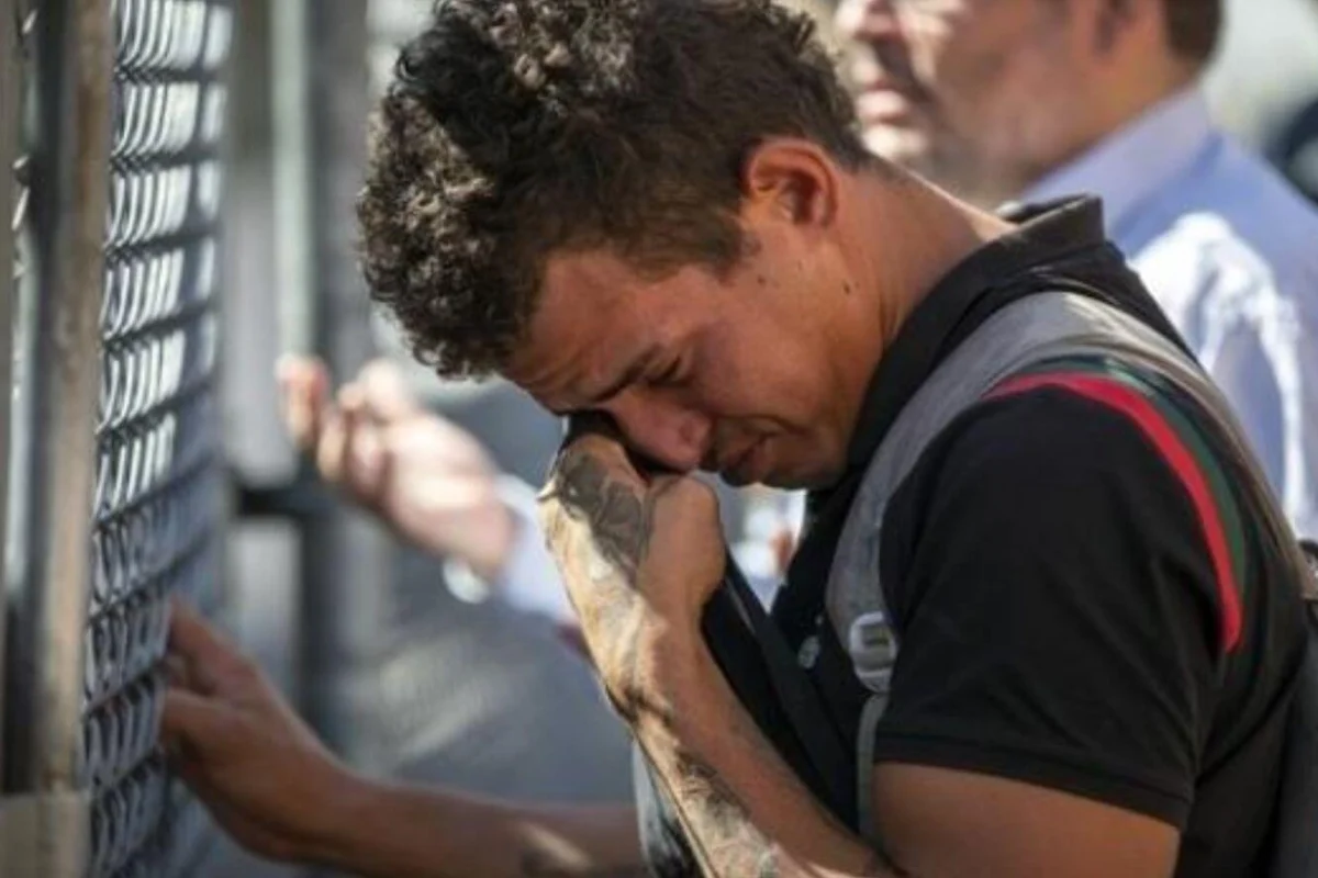Abandonan a 16 migrantes venezolanos y colombianos frente a una iglesia en California