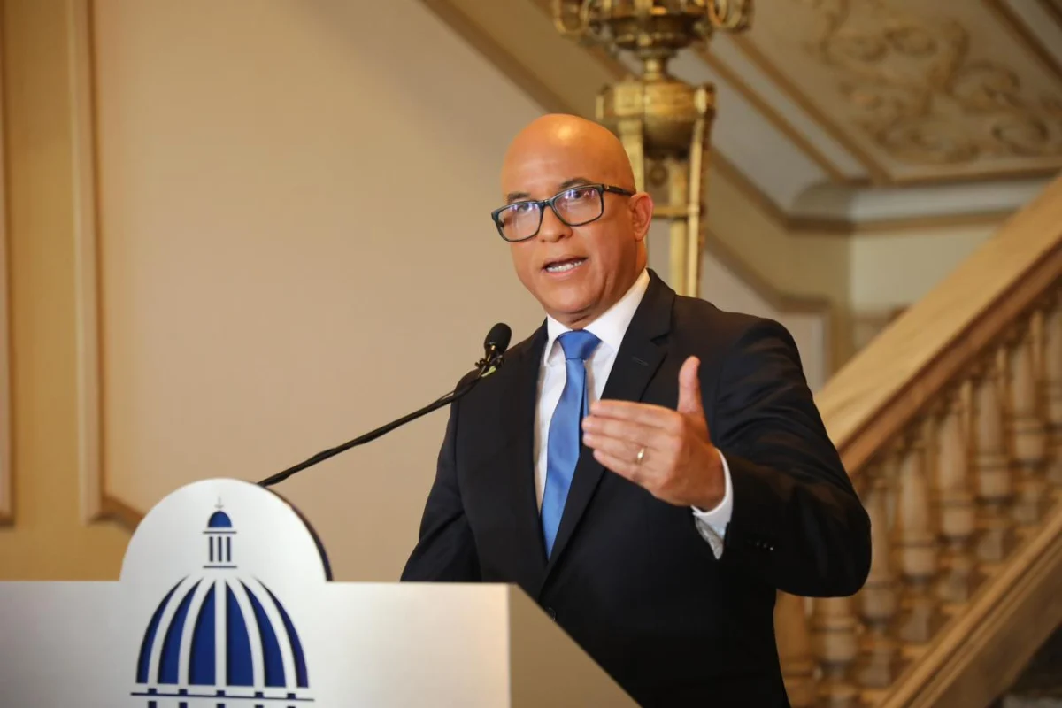 Vocero de la Presidencia se la devuelve al expresidente Fernández; dice Abinader es un presidente “proactivo”