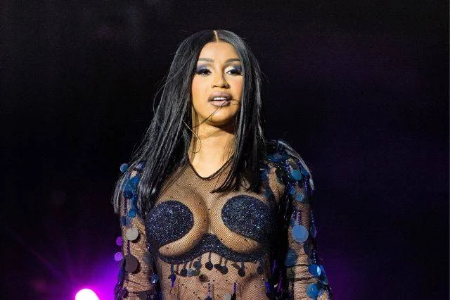 Cardi B arremete contra hijastro de multimillonario perdido en submarino