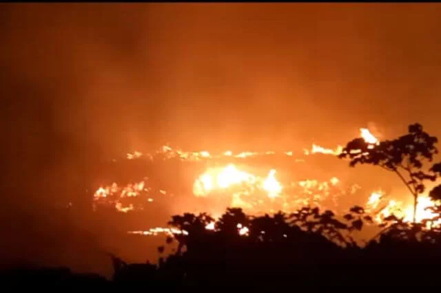 Incendio forestal en depósito de basura en Santo Domingo Este