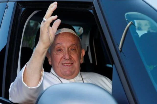 El papa tras ser dado de alta: «Estoy todavía vivo»