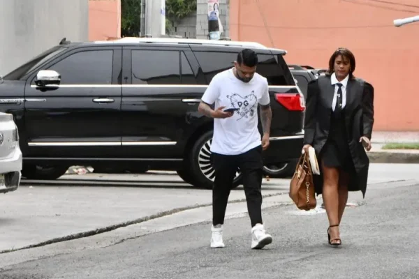 El Mayor llega a la Fiscalía para conocer medida de coerción contra su esposa