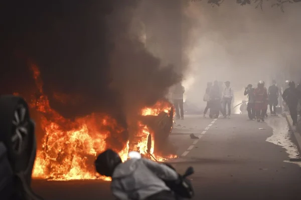 Una nueva noche de disturbios en Francia deja 1,311 detenciones y 79 policías heridos