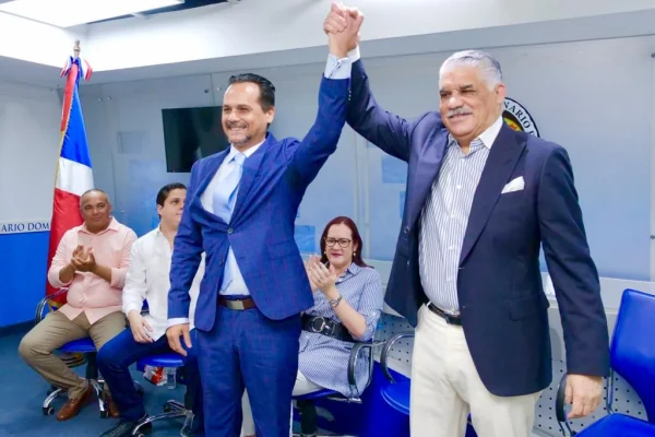 iZarpa Congresista! Miguel Vargas juramenta al senador Iván Silva en el PRD