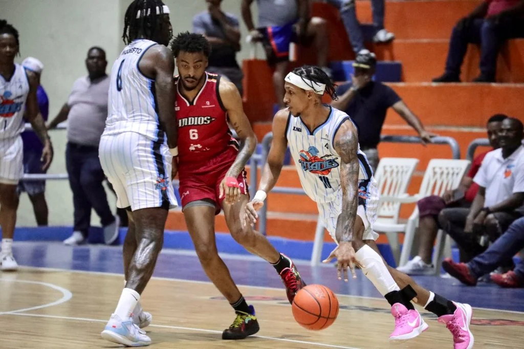 Jassel Pérez y Luis Montero colocan a Titanes a un paso de la final en la LNB