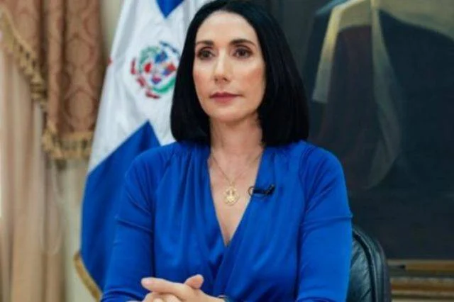 Raquel cuida a Luis Abinader con mascarilla y espera se recupere de covid en tres días