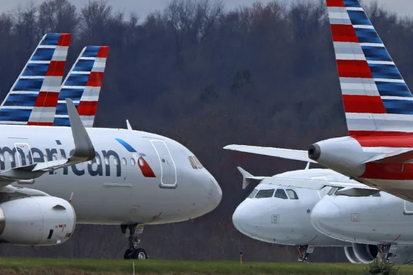 Sancionan a American Airlines con la mayor multa jamás impuesta en EE.UU. por retrasos en pistas de aterrizaje