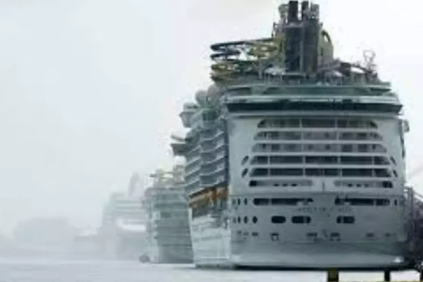 Bermudas emite alerta por tormenta tropical Franklin, que provocó desvío de un crucero