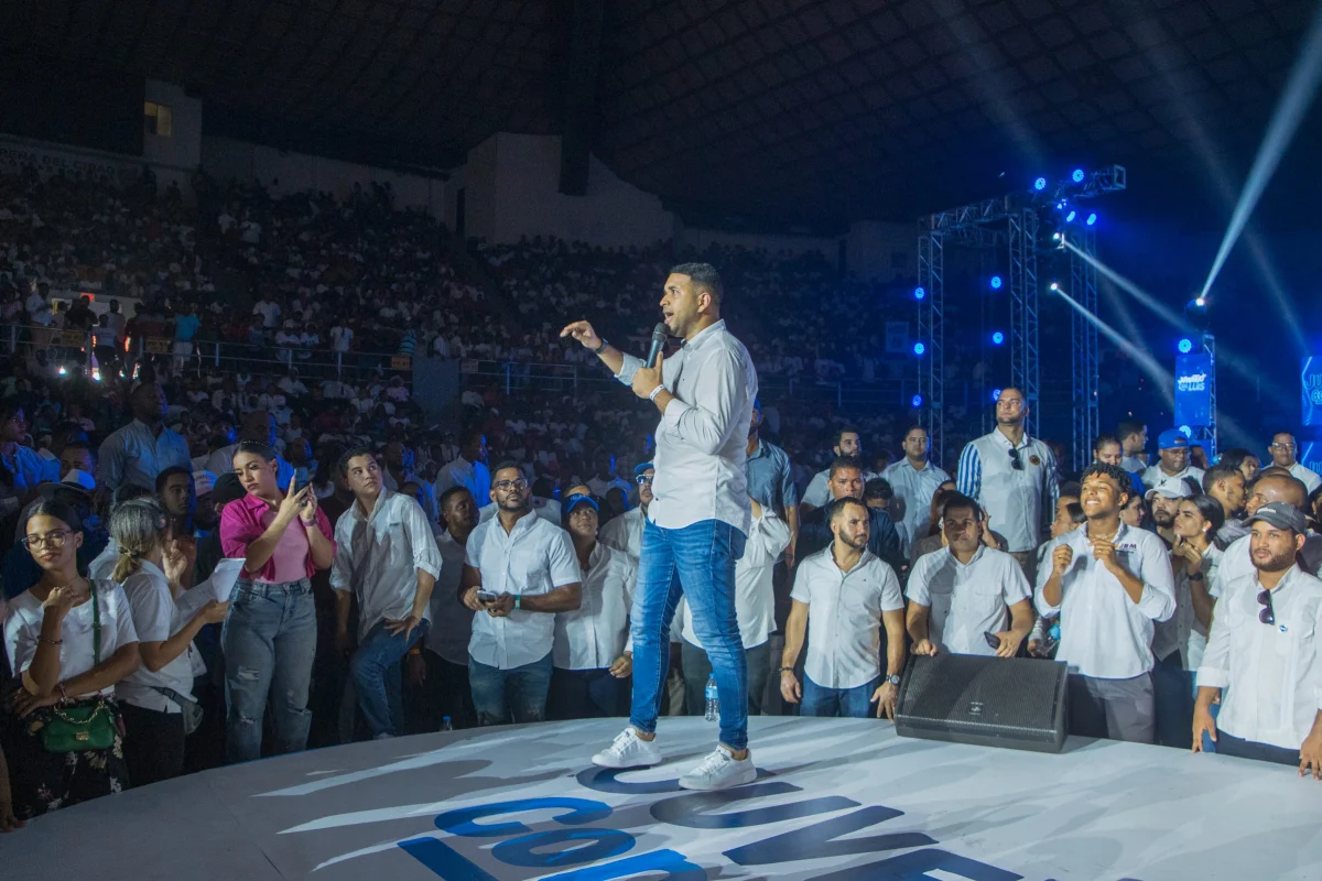 En tremendo coro juventud del PRM pide cuatro más para Abinader